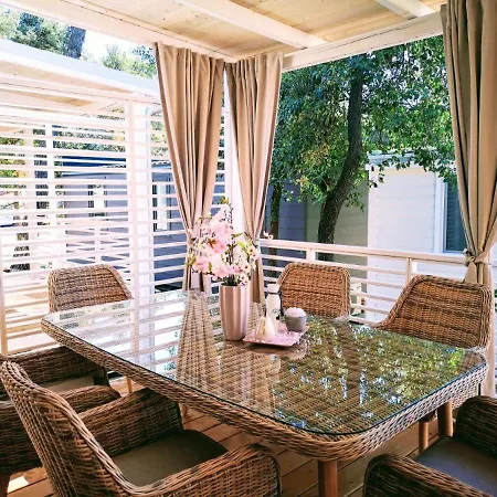 J & R Mobile Homes *