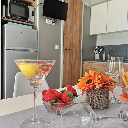 J & R Mobile Homes *