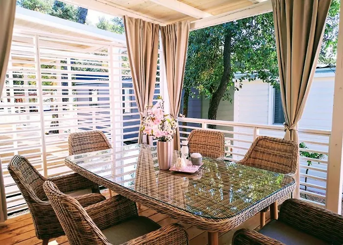 J & R Mobile Homes *