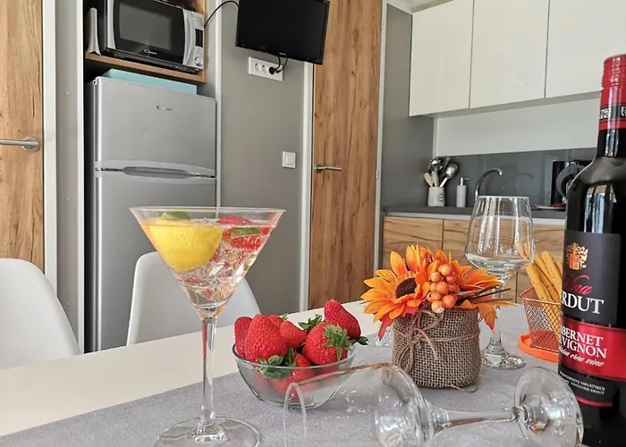 J & R Mobile Homes *