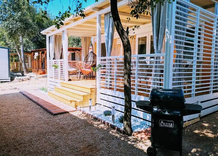 J & R Mobile Homes *