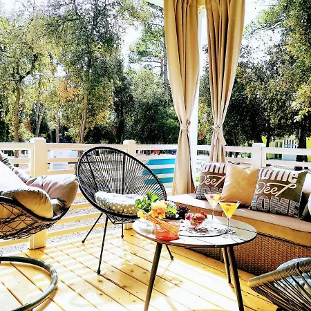 J & R Mobile Homes Πάρκο διακοπών *