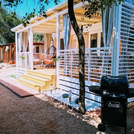 J & R Mobile Homes *